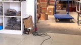 金毛看见环卫工人好辛苦，独自跑回去给他送水，结局太暖了