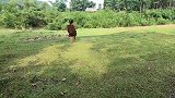 村姑正在河里洗手，不料野人悄悄来到身边，当场吓坏了她