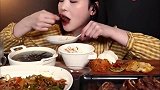 美女挑战牛排杂菜粉条，太香了！