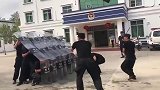 训练即实战,警察小哥演习遭遇最温柔的假想敌