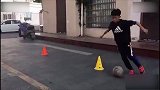 这样的足球训练怎么样？小伙子天赋不错