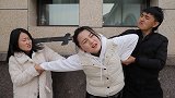 小伙打劫遇老同学，本想狠狠敲诈一笔，奈何半路杀出个二货医生！