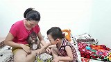 跟随主人吃零食的小猴子，一脸呆萌：真香
