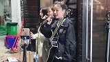 大家认识这位姑娘吗现场演唱《夜之光》，歌声超好听