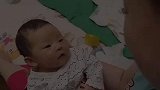 刚出生九天的宝宝，这机灵的小眼神一直看着奶奶，简直太萌了！
