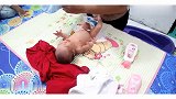 专业月嫂演示在家给新生儿洗澡、穿衣和包被，宝爸宝妈抓紧看