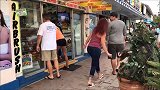 街头恶作剧，假扮草人故意吓路人，真是太坏了