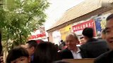 大衣嫂在屋里发脾气，吓的好几百人都跑了，咱们去看看！