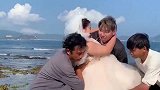 拍婚纱照真是个体力活,摄影师挣钱真不容易,看着都累