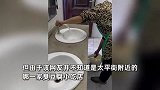 长沙一臭豆腐店员在公厕处理原材料，还用下水管的水冲洗？官方回应