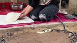 新疆人烤饼，竟直接放灰里
