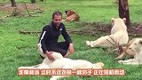 豹子正犹豫是否下水，结果惨遭饲养员“暗算”镜头拍下全过程