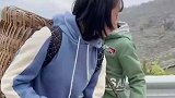 姐弟俩徒步去乡里卖脐橙，好心小伙一次买完