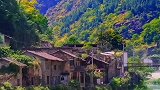 山谷中的小村落，这景色秀丽宜人，你愿意在这里住吗