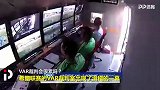 VAR裁判辛苦？希腊联赛现滑稽一幕 裁判盯VAR还点了份外卖