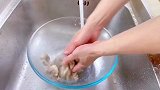 在香港天天都排队的清汤牛腩，其实做法很简单，汤鲜味美好吃极了