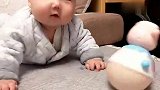 五个月宝宝与不倒翁较劲，敌不动我不动，敌一动，我就哭，萌翻了
