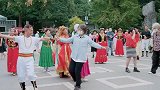 黄渤佟丽娅辣目洋子跳广场舞，有那味了