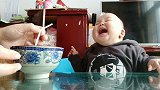 宝宝第一次喝豆浆喝出表情包，妈妈想知道这表情跟哪学的太萌了