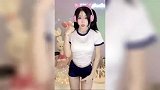 想看我穿渔网袜？中间那个最好看