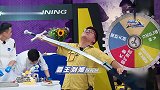 谁能帅气拔出比人还高的大长宝剑郑恺跃跃欲试！