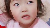 妈妈和两岁女儿吵架，女儿：我得我哥哥回来打你，这表情太逗了
