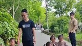 爸爸带娃的方式，也是相当炸裂