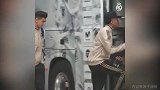 主人亮相！皇马全队抵达训练基地 众将神态轻松信心十足