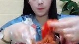 小姐姐吃爆辣龙虾尾，超爽超好吃哦！