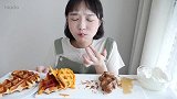 牛角面包竟然如此美味，看小姐姐吃得那叫一个香！我也馋了
