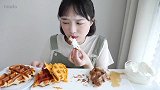 牛角面包竟然如此美味，看小姐姐吃得那叫一个香！我也馋了