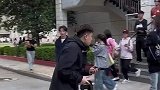 学生们下课走出教学楼，男生充当疏散侠疏散交通