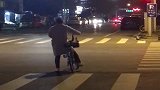 斑马线的女子突然停下摇晃身体，路人不敢上前！
