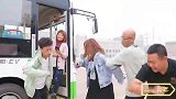 搞笑剧：公交车出新福利，表演才艺免费坐，兄弟俩的双人舞真搞笑