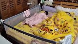 人在家中睡，祸从天上来，回看监控，爸爸都要气疯了