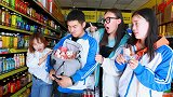 超市活动买一赠一，小伙1元就能买到100包辣条，太逗了