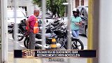 恶搞：故意给路人的摩托车加锁，太欠揍了！
