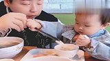 爸爸故意抢宝宝饭，下一秒宝宝说了这话，可真逗！