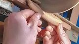 锯齿切割木梳，网友见状疑惑不解