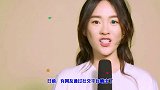 杜江夫妇和儿子现身慈善现场，嗯哼站在C位，看上去十分自信