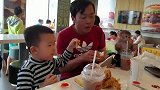 在肯德基吃炸鸡喝可乐的小猴子调皮可爱，引了众人的关注