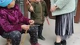 奶奶，这根香肠给你吃