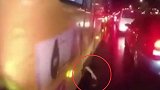 公交车底伸出一只白手 骑手以为见鬼急刹车 骑近一看更吓人