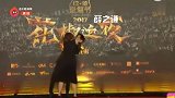 红毯大型事故现场！明星惨遭强吻和摔跤