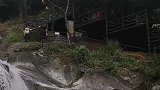 宠辱不惊，看庭前花开花落；去留无意，望天空云卷云舒。