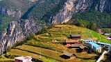 大峡谷上的村庄，住有几户人家，世外桃源