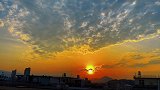 总有会有人提着灯在昏暗的角落里找到你坐在你旁边  落日夕阳