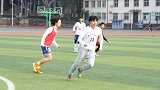 蒿俊闵现身大学校园踢野球 5脚传递最终破门