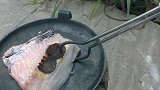 外国小伙用300个打火机烤鱼 撕开锡纸瞬间 口水控制不住了