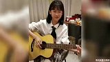 鲍蕾晒大女儿弹唱视频，小女儿在一旁拍手捣乱，网友直呼女版陆毅